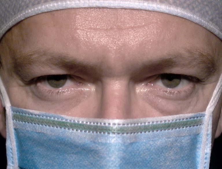 تصویر جراح با ماسک Surgeon with mask